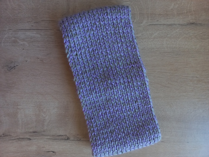 Супер тёплая, подходит для зимы, либо холодная осень. Состав шерсть, акрил