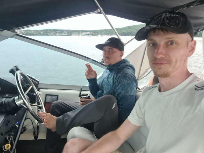 Саня — за штурвалом. В белом — я.