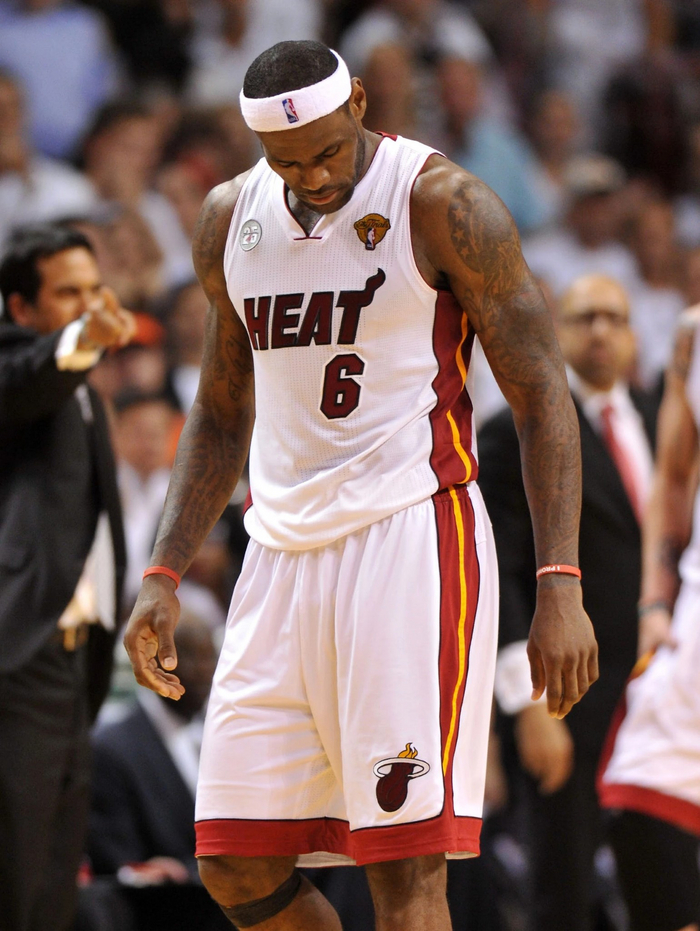 Форвард «Хит» Леброн Джеймс расстроен поражением команды (в ней он оформил трипл-дабл – 18 очков, 18 подборов, 10 передач). Среда, первая игра финала НБА против «Сан-Антонио Сперс»