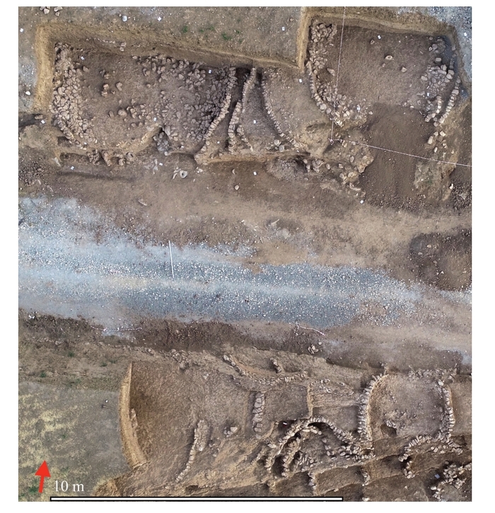 Фотография с беспилотника Чемка-Хююк и мест раскопок в 2019 году.