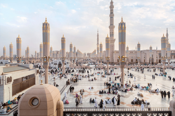 Фото зонтов в закрытом состоянии, превращающихся в фонари