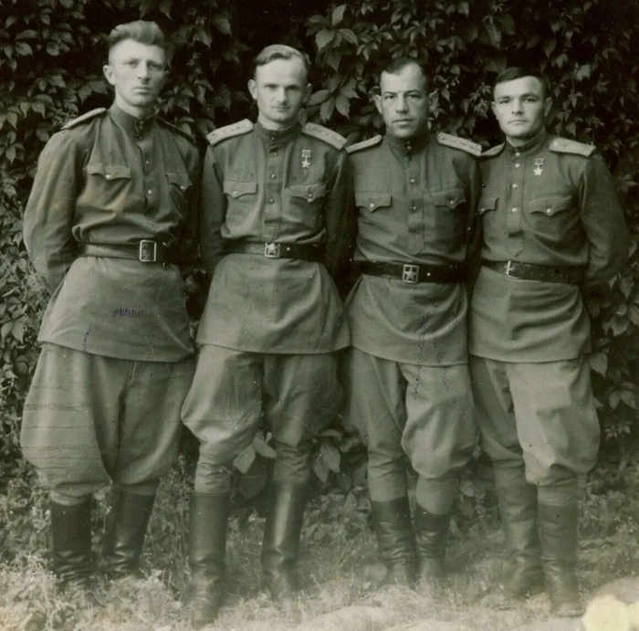 Советские офицеры в галифе.