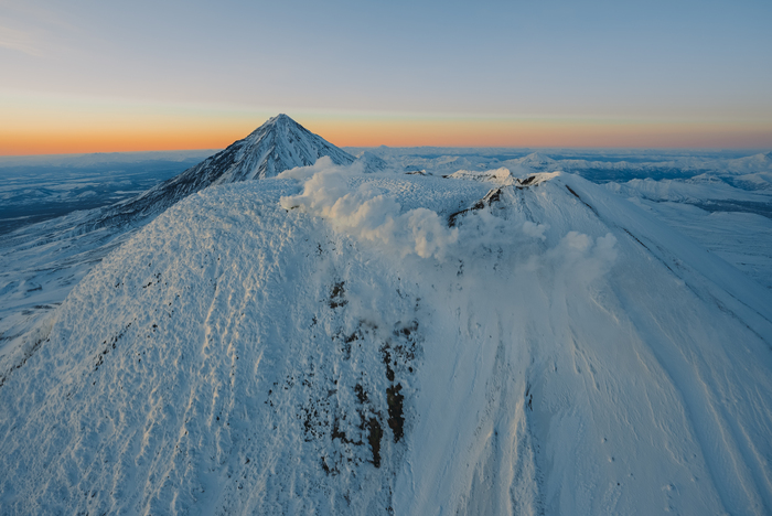 Кратер Авачинского вулкана а за ним Корякского