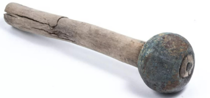 Булава с рукоятью. XIII в.-первая половина XIV в. Из коллекции, полученной в результате археологических исследований на Никитинском раскопе в Великом Новгороде в 2004 г.
