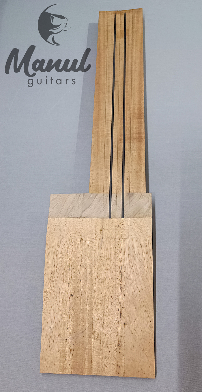 Заготовка грифа. Видно очертания будущей головы-"клюшки"