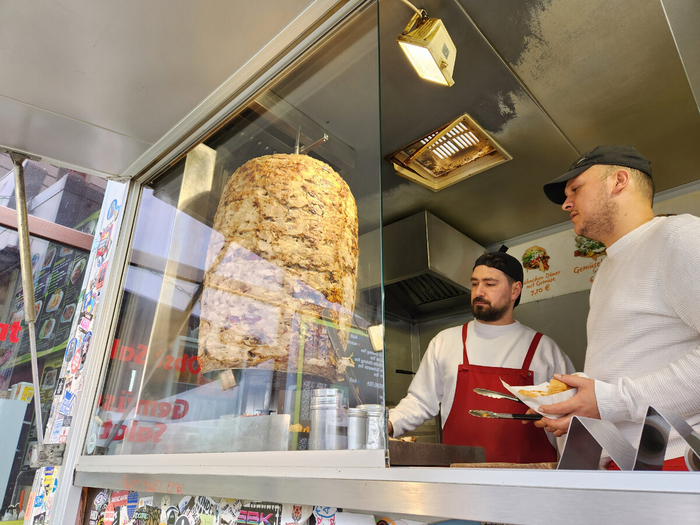 Если я верно перевела, каждый день на гриле здесь жарят порядка 150 кг мяса