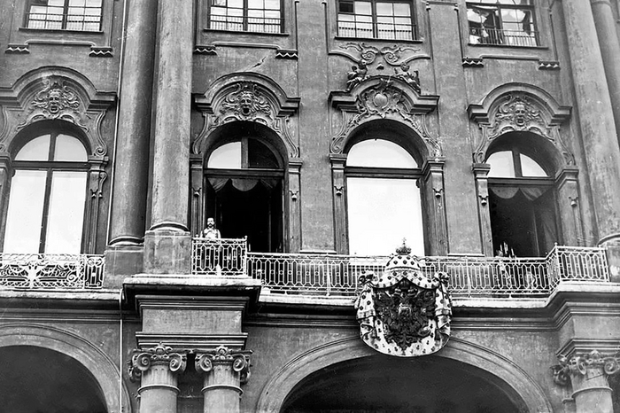 Николай II на балконе Зимнего дворца готовится зачитать манифест о начале войны, 2 августа 1914 года