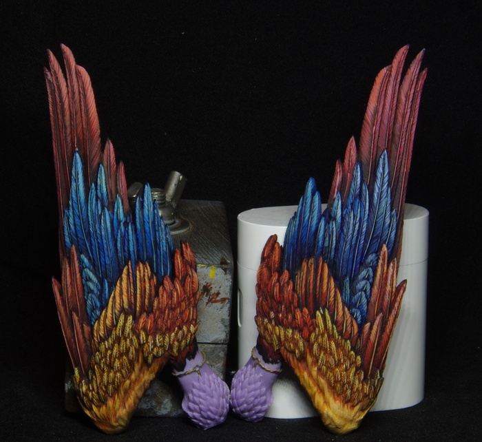 Крылья на этапе работы акриловыми красками. В росписи использовались как обычные краски, так и металлики.