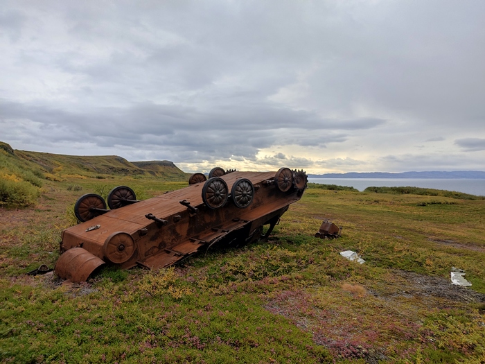 Некогда труженики Севера, вездеходы лежат на обочинах, разбитые и разграбленные