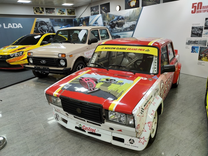 Нива и пятерка.