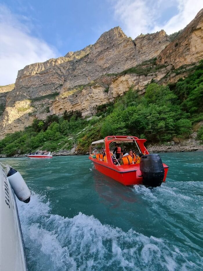 Сулакский каньон. Фото: <a href="https://pikabu.ru/story/chto_nelzya_propustit_v_dagestane_11672334?u=https%3A%2F%2Fvk.com%2Fprosto.li_yana&t=%D0%AF%D0%BD%D0%B0%20%D0%9B%D0%B8%20%7C%20%D0%92%D0%9A%D0%BE%D0%BD%D1%82%D0%B0%D0%BA%D1%82%D0%B5&h=11ca905b5f1bb9b1d969ac0df0bb6af1b9a9da53" title="https://vk.com/prosto.li_yana" target="_blank" rel="nofollow noopener">Яна Ли | ВКонтакте</a>