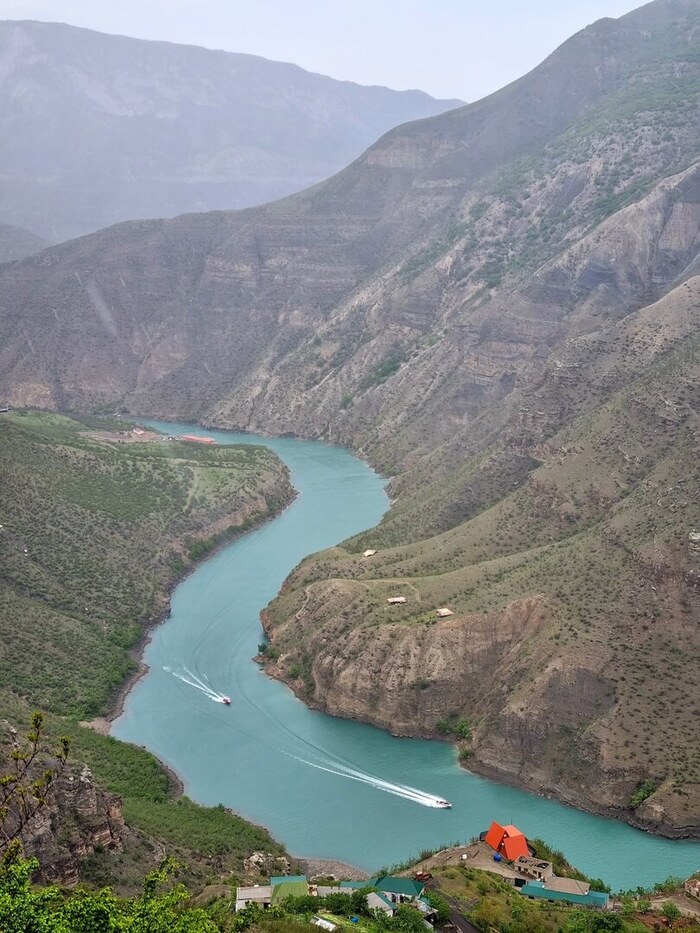 Сулакский каньон. Фото: <a href="https://pikabu.ru/story/chto_nelzya_propustit_v_dagestane_11672334?u=https%3A%2F%2Fvk.com%2Fprosto.li_yana&t=%D0%AF%D0%BD%D0%B0%20%D0%9B%D0%B8%20%7C%20%D0%92%D0%9A%D0%BE%D0%BD%D1%82%D0%B0%D0%BA%D1%82%D0%B5&h=11ca905b5f1bb9b1d969ac0df0bb6af1b9a9da53" title="https://vk.com/prosto.li_yana" target="_blank" rel="nofollow noopener">Яна Ли | ВКонтакте</a>