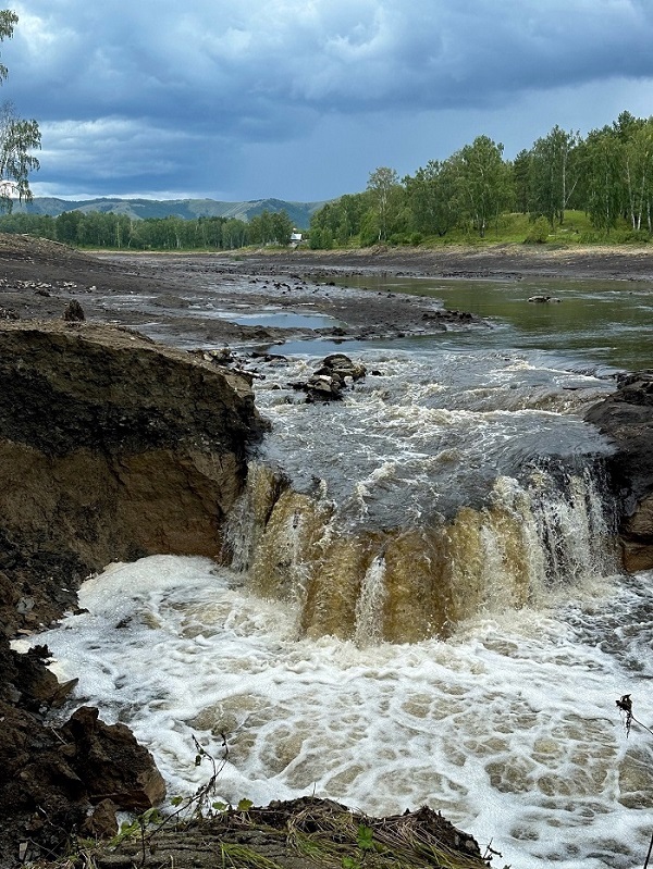Ручей Шерамбай вытекает со дна бывшего Шерамбая. Фото:<a href="https://pikabu.ru/story/kak_tsiklon_unichtozhil_ozero_v_bashkirii_11673187?u=https%3A%2F%2Fvk.com%2Folgakolosowa&t=%D0%9E%D0%BB%D1%8C%D0%B3%D0%B0%20%D0%9A%D0%BE%D0%BB%D0%BE%D1%81%D0%BE%D0%B2%D0%B0%20%2F%20%D0%92%D0%9A%D0%BE%D0%BD%D1%82%D0%B0%D0%BA%D1%82%D0%B5&h=42225c313c74dfcb05b1abc8966035b1f306d6e3" title="https://vk.com/olgakolosowa" target="_blank" rel="nofollow noopener"> Ольга Колосова / ВКонтакте</a>