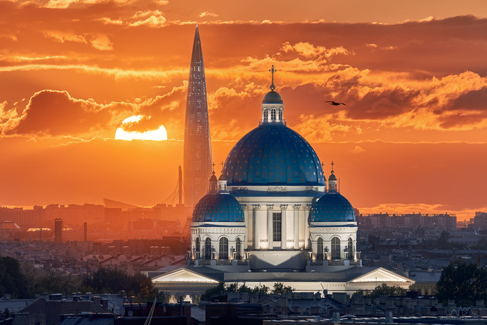 Апельсиновый закат за Троицким собором