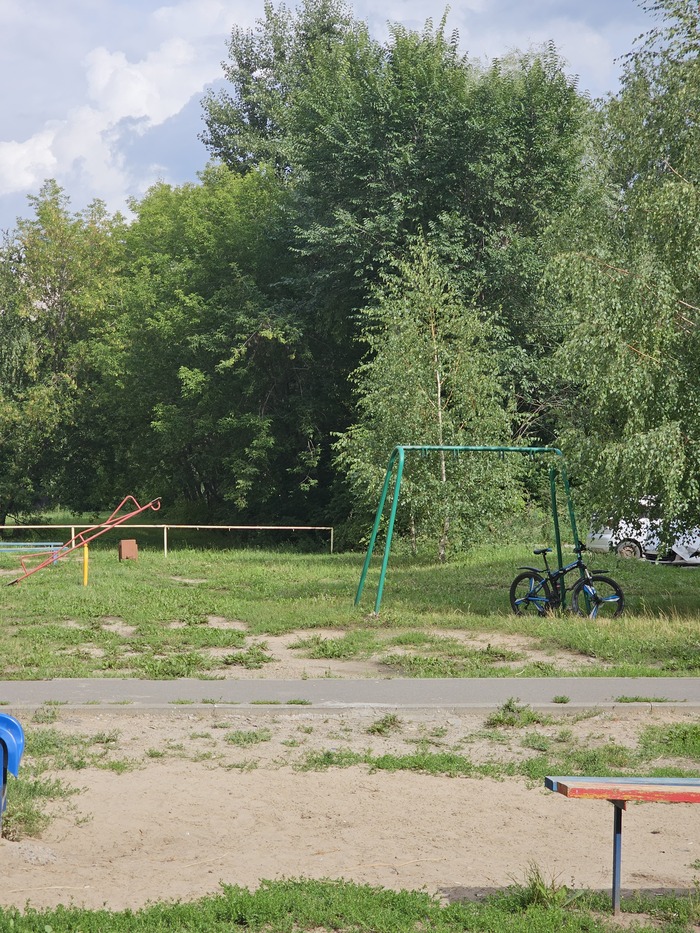 Качели унесли года три назад, были уже без подшипников. Так и не вернули.