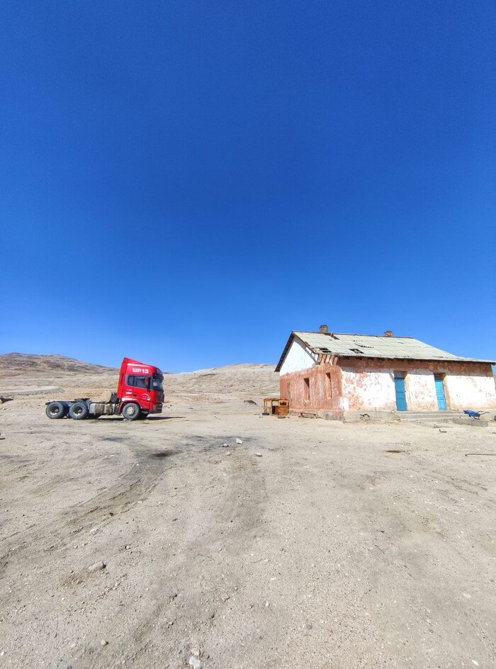 Брошенный грузовик и пустой дом.