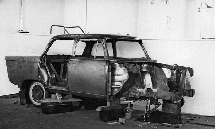 Автомобили «Деврим» имели несущий кузов, части которого выгибали под открытым небом на бетонных болванах, как паровозные котлы.