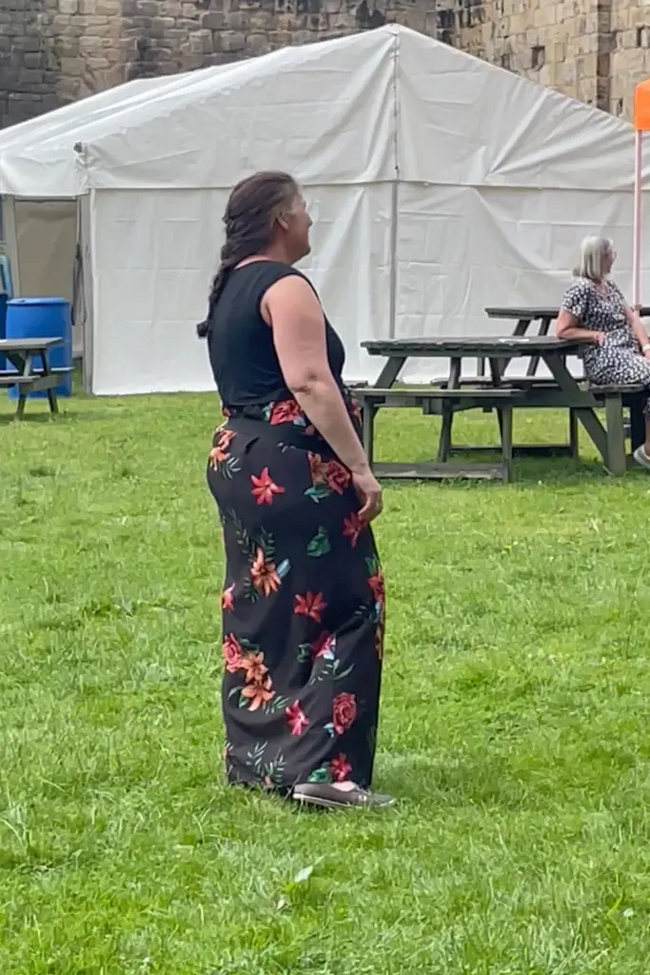 Гости смотрят на сову