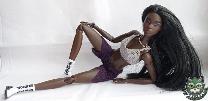 Barbie Looks Simone (HBX93). ��� � �����. ������� ���� 40/2. ������ 0,5 ��, ������� ���� ����� - S-�������� ������. ����� �� �����-������� �� ���� ������� ������� 50� �� 280� � ���� ������� ��������� �10 (Preciosa). ������� �� ������� "�������� �������". 