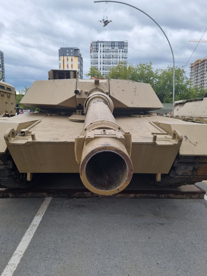 Чёт приуныл! Сверху подвешен дрон с грузом, аналогичный тому которым подбили данный абрамс - нижняя подсветка вкл.