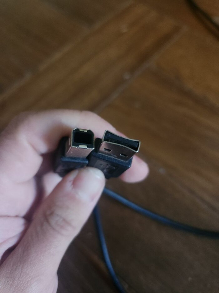 тот, что слева, т.к. usb погнутый