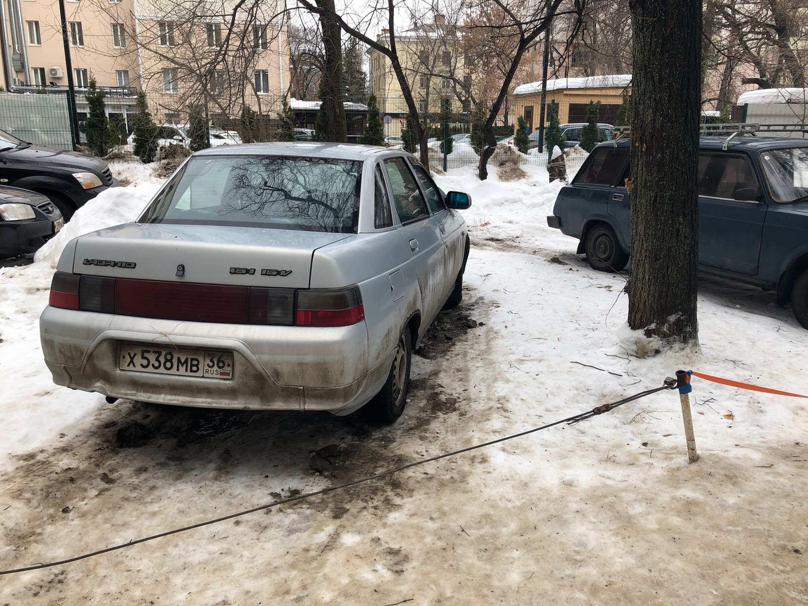 Незаконная парковка во дворе. 