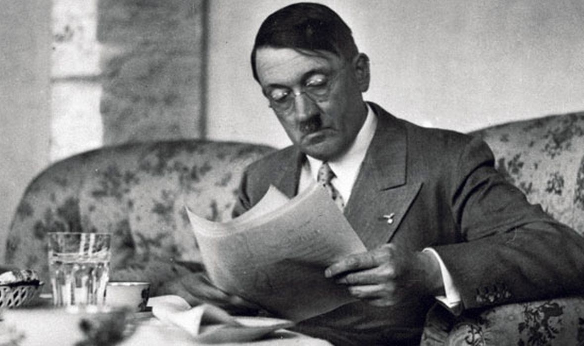 Адольф Гитлер в очках