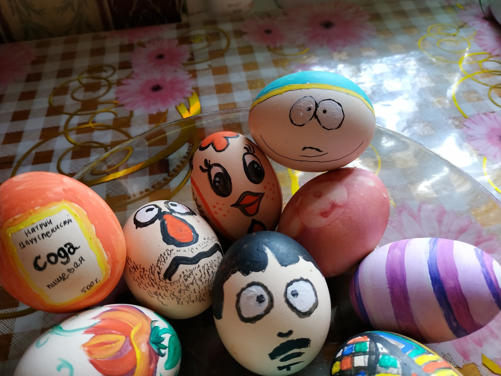 Игры и там яйца. Крашеные яйца на Пасху. Красим яйца на Пасху. Разрисованные яйца на Пасху. Смешные крашеные яйца на Пасху.