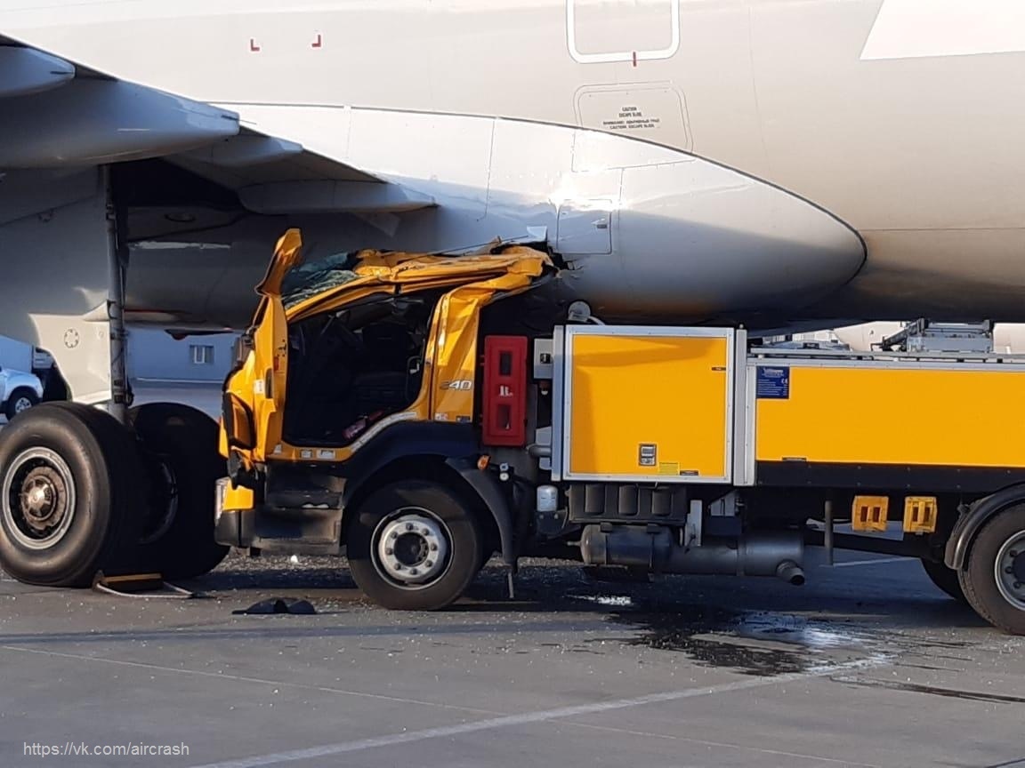 ДТП в Московском аэропорту Шереметьево, автомобиль врезался в самолет  Airbus A321 б/н VQ-BOD авиакомпании “Nordwind airlines”. | Пикабу