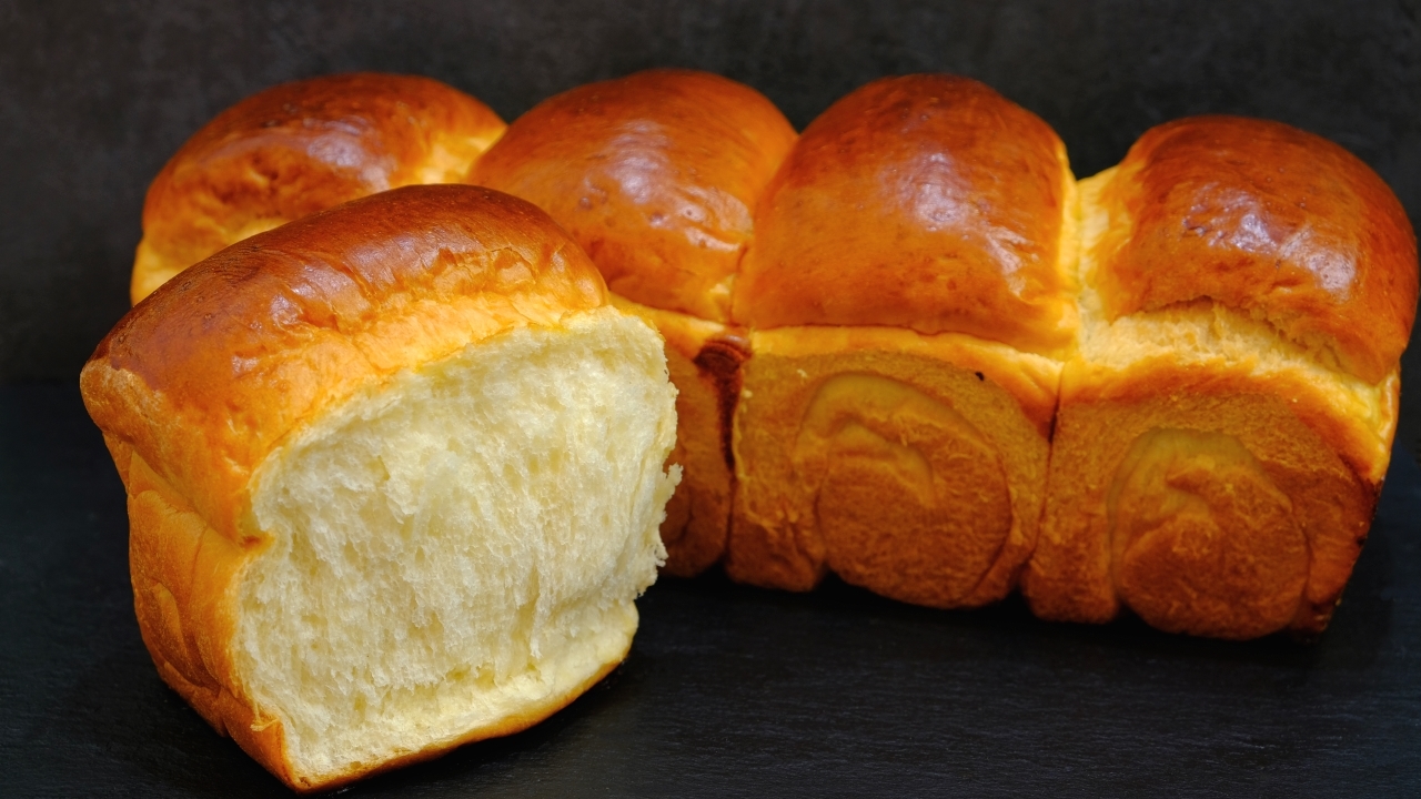 Хлеб молочный рецепт. Японский хлеб Хоккайдо. Японские булочки Хоккайдо. Молочный хлеб Хоккайдо. Японские булочки пуховые Хоккайдо.