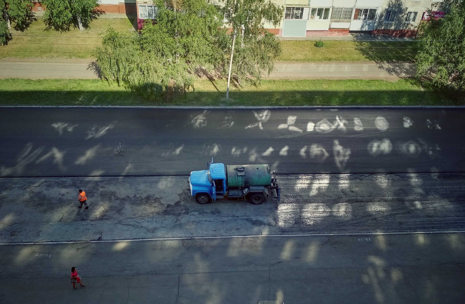 Отражения окон дома напротив выглядят как надписи на клингонском | Пикабу