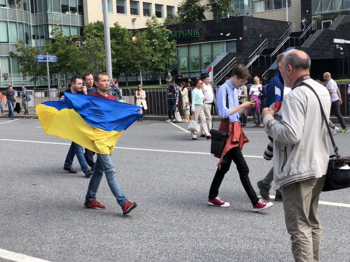 Жданов выводит под руку типа ослабевшую с голодухи Соболь. Блятский цирк! |  Пикабу