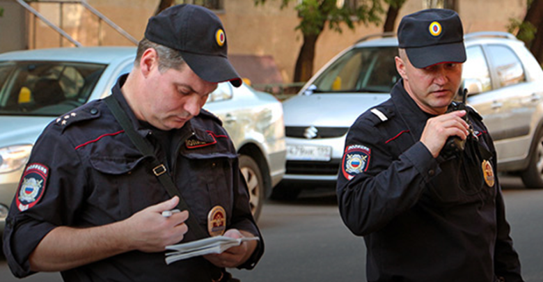 Досмотр полицейскими