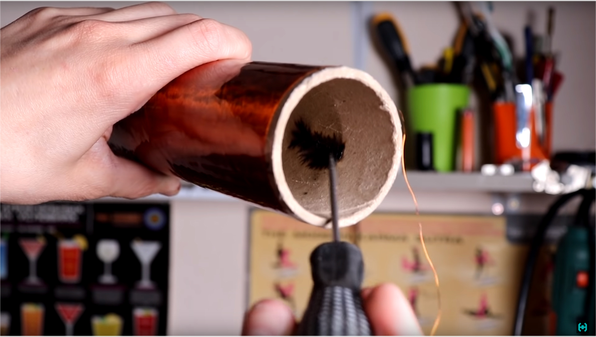 Ламповая катушка Теслы на двух пальцах | Пикабу