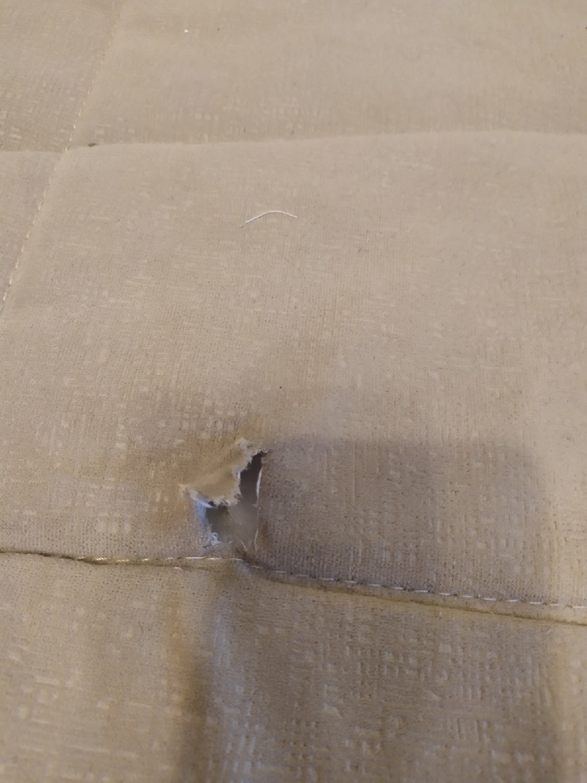 Как заделать порез в диване с тканевой обшивкой?