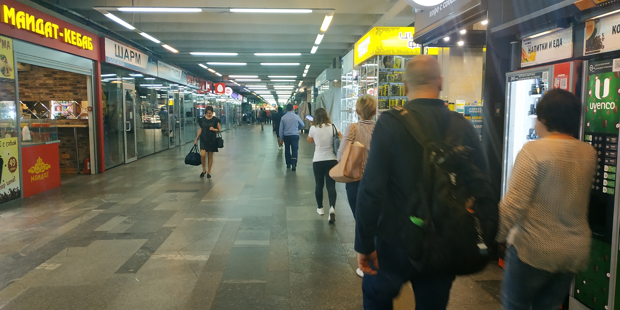 Почему закрыли 7. Рынок на Московском вокзале. Закрытые магазины на Московском вокзале. Москва рынок вокзал фото. Подземный рынок в Москве возле вокзала.
