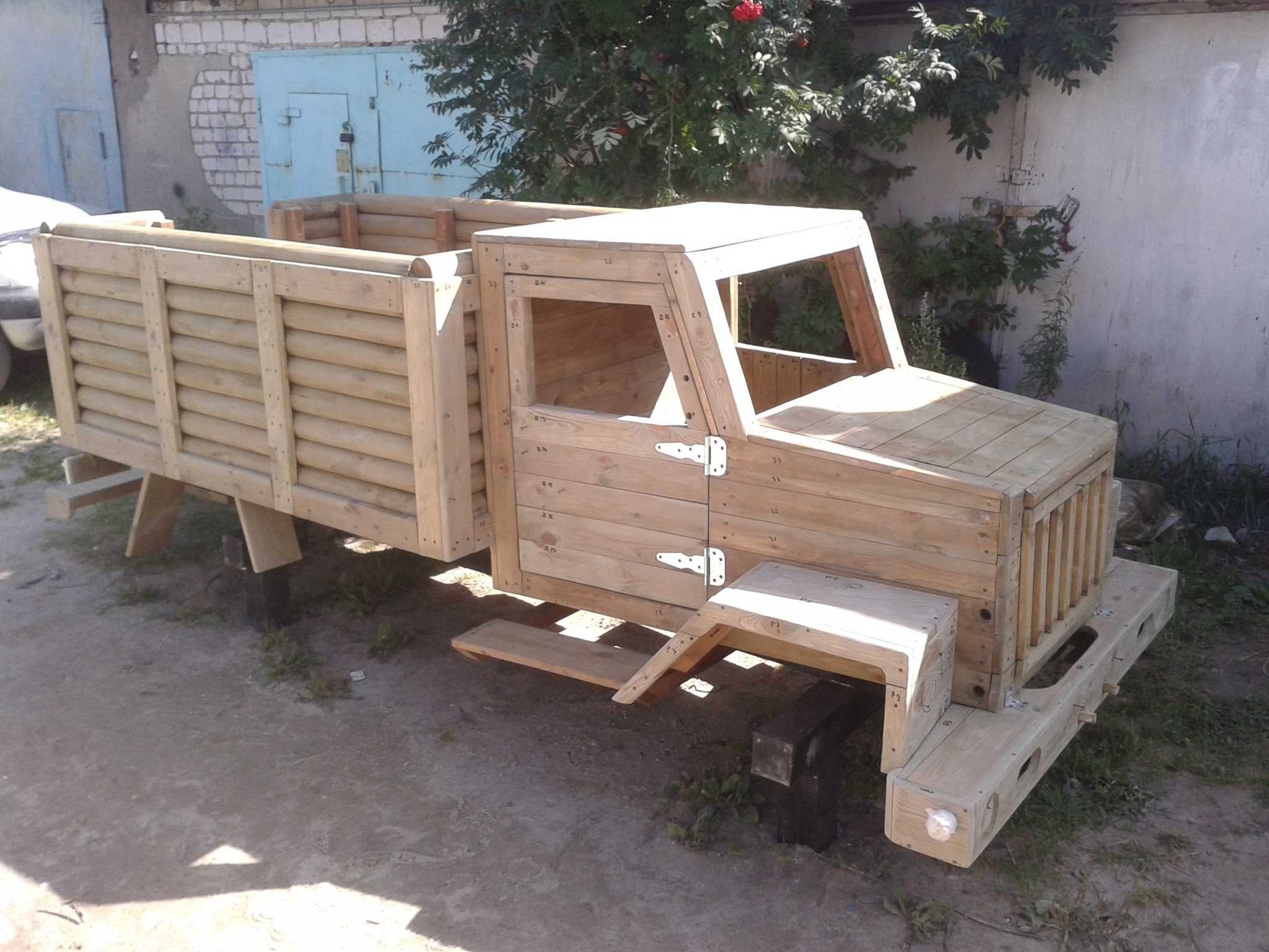 Сделай грузовичок. ГАЗ 3307 из дерева. ГАЗ 3307 из фанеры. Грузовик из дерева для детского сада. Деревянный грузовик для детской площадки.