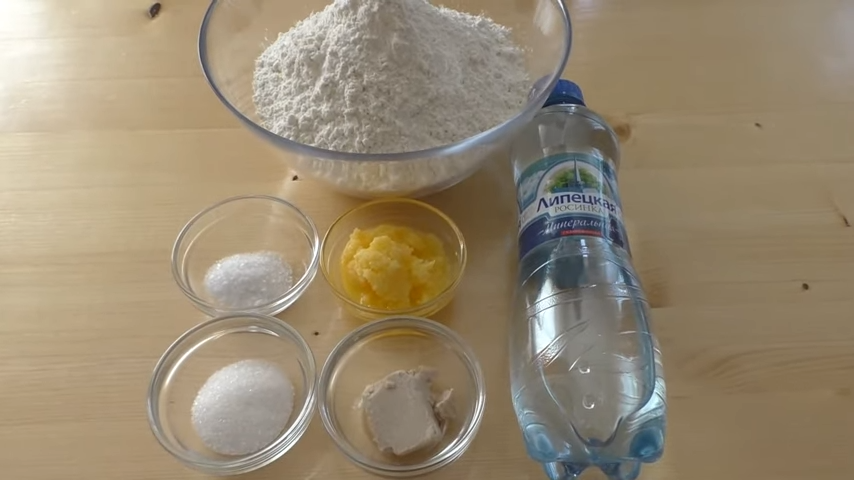 Тесто на минералке. Мука сахар соль. Яйцо мука соль. Добавляем минералку в тесто. Мука сода вода яйцо