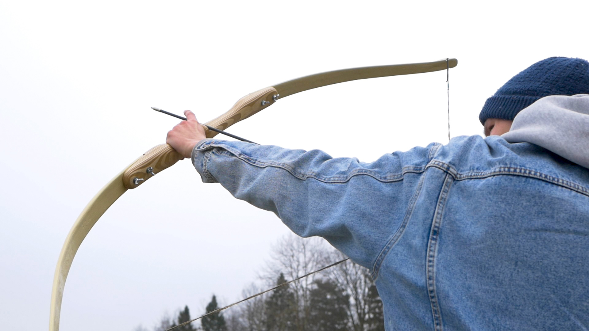 Как сделать лук и стрелы в Лесу