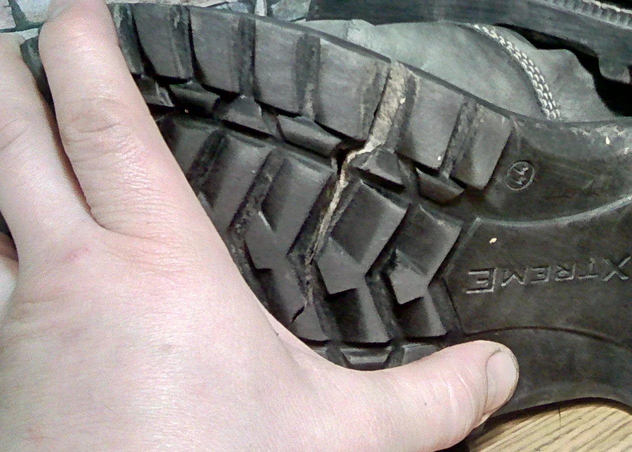 При длительном использовании подошва обуви изнашивается впр. Трещина на подошве обуви. Лопнувшая подошва сапога. Лопнула подошва на ботинках. Спецобувь лопнула подошва.