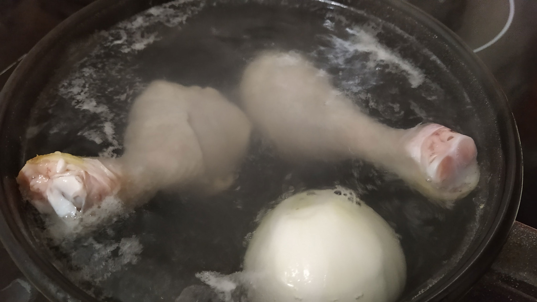 Картошку кидают в кипящую воду