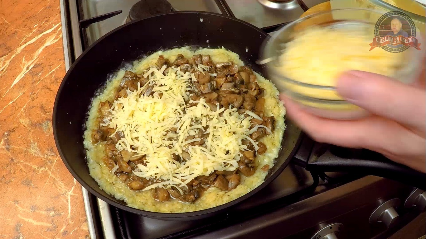 Пирог картофельный с грибами в сковороде. Картофельный пирог на сковороде. Пироги с грибами рецепты на сковороде. Пирог с картошкой и зеленым луком на сковороде. Хлеб с картошкой на сковороде