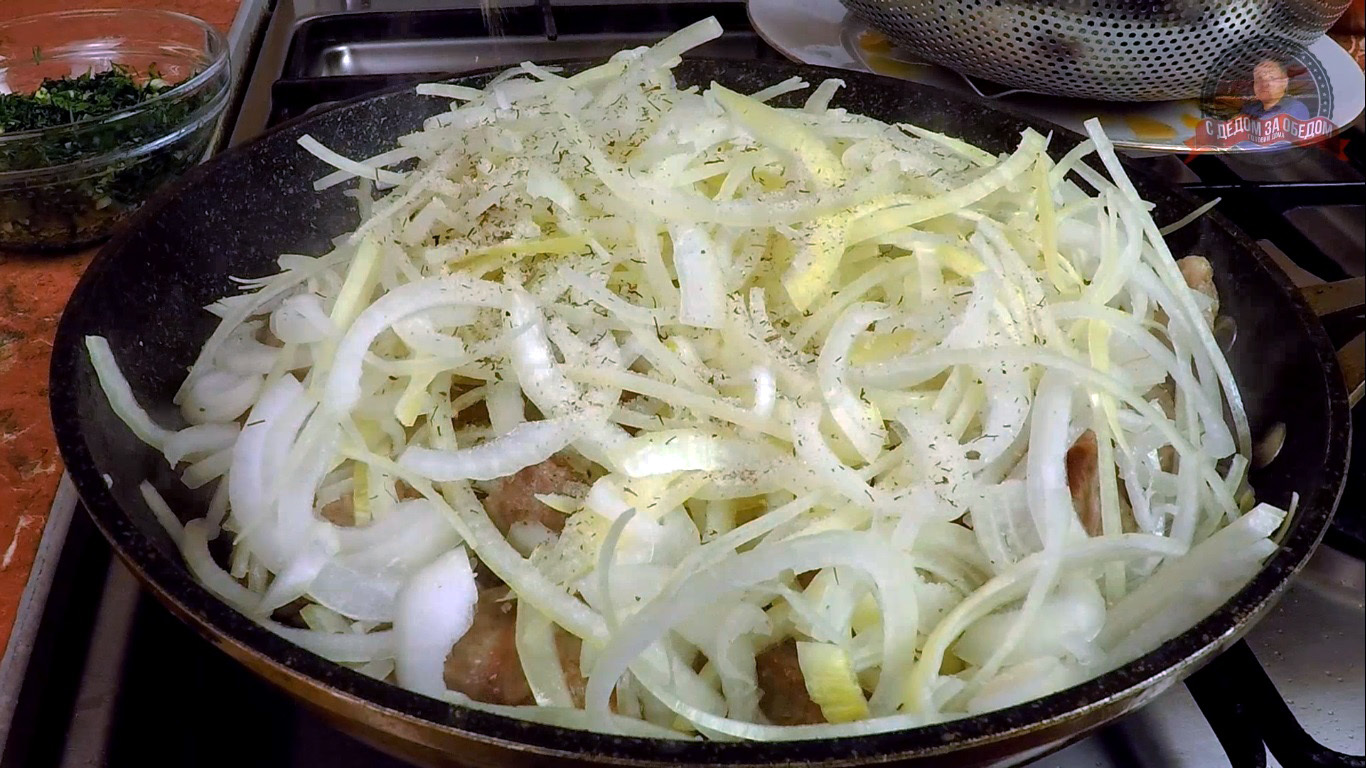 Мясо, свиная шея в зелени и овощами на сковороде | Пикабу