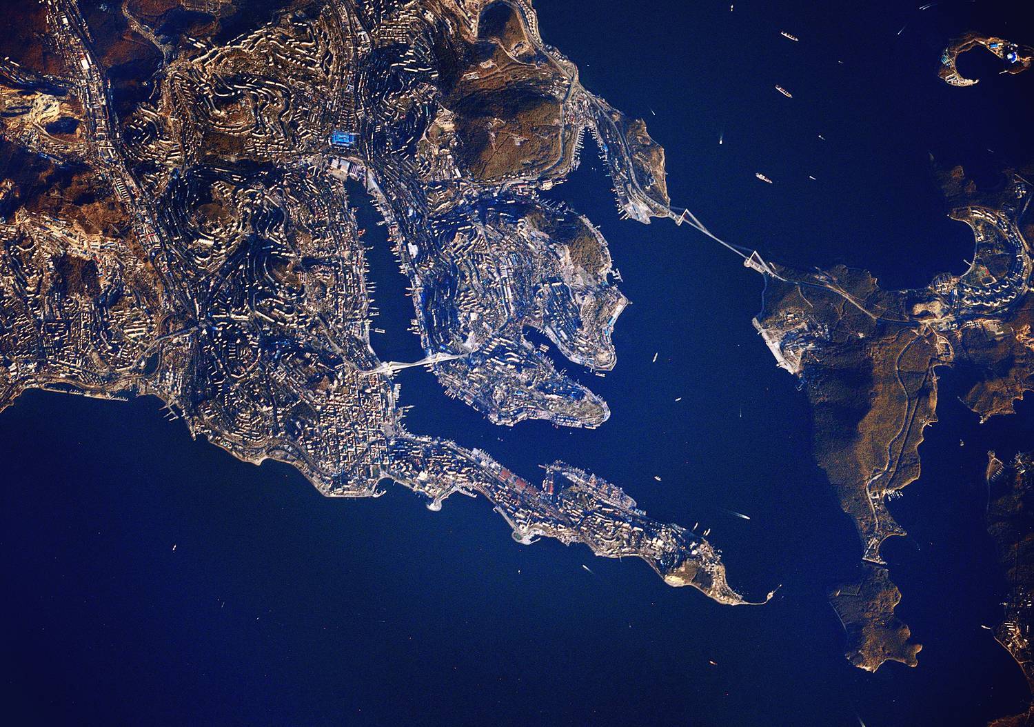 Спутник фото в реальном времени. Владивосток с МКС. Владивосток со спутника. Города из космоса. Космический снимок.