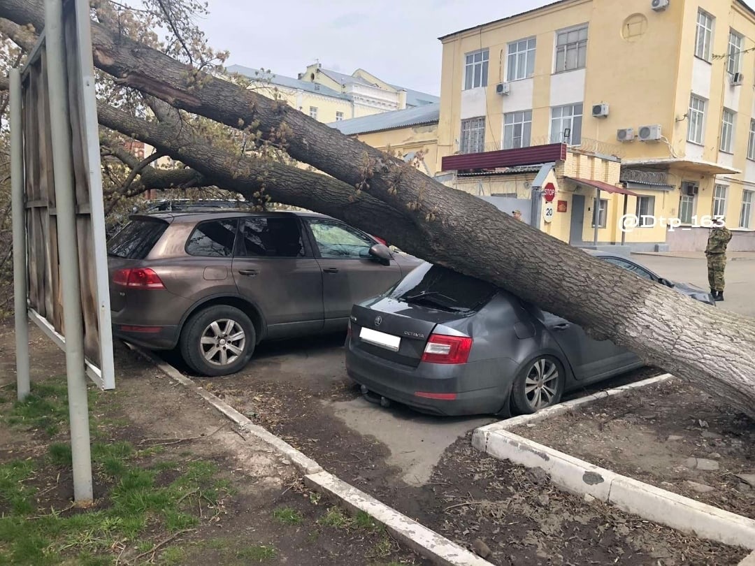 Маленькая Шкода спасла большого брата, приняв на себя удар | Пикабу