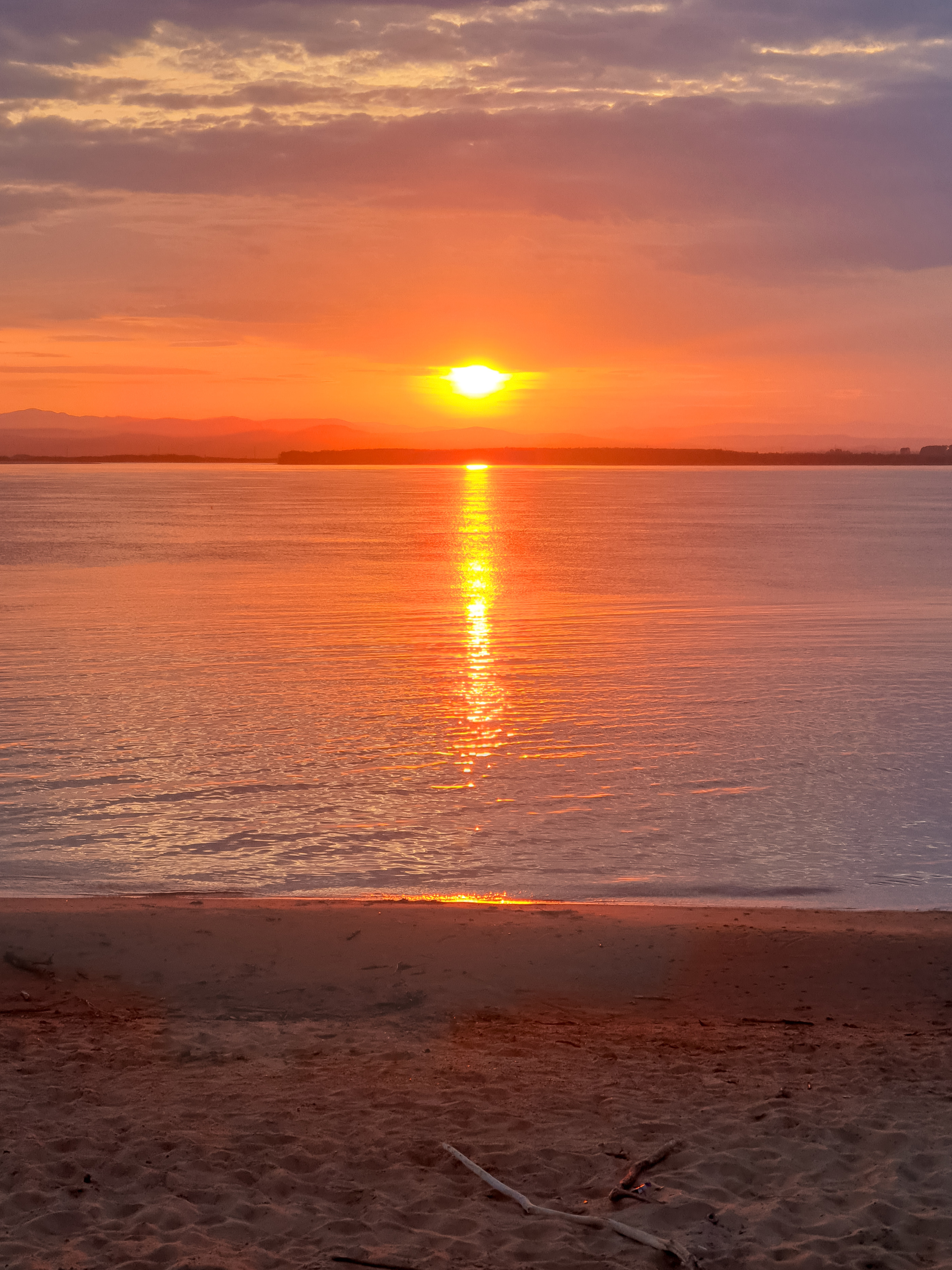 Фонарики фото горизонтальное гитара. Классный закат. Желтое солнце. Eastern sunset. Eastern sunset.
