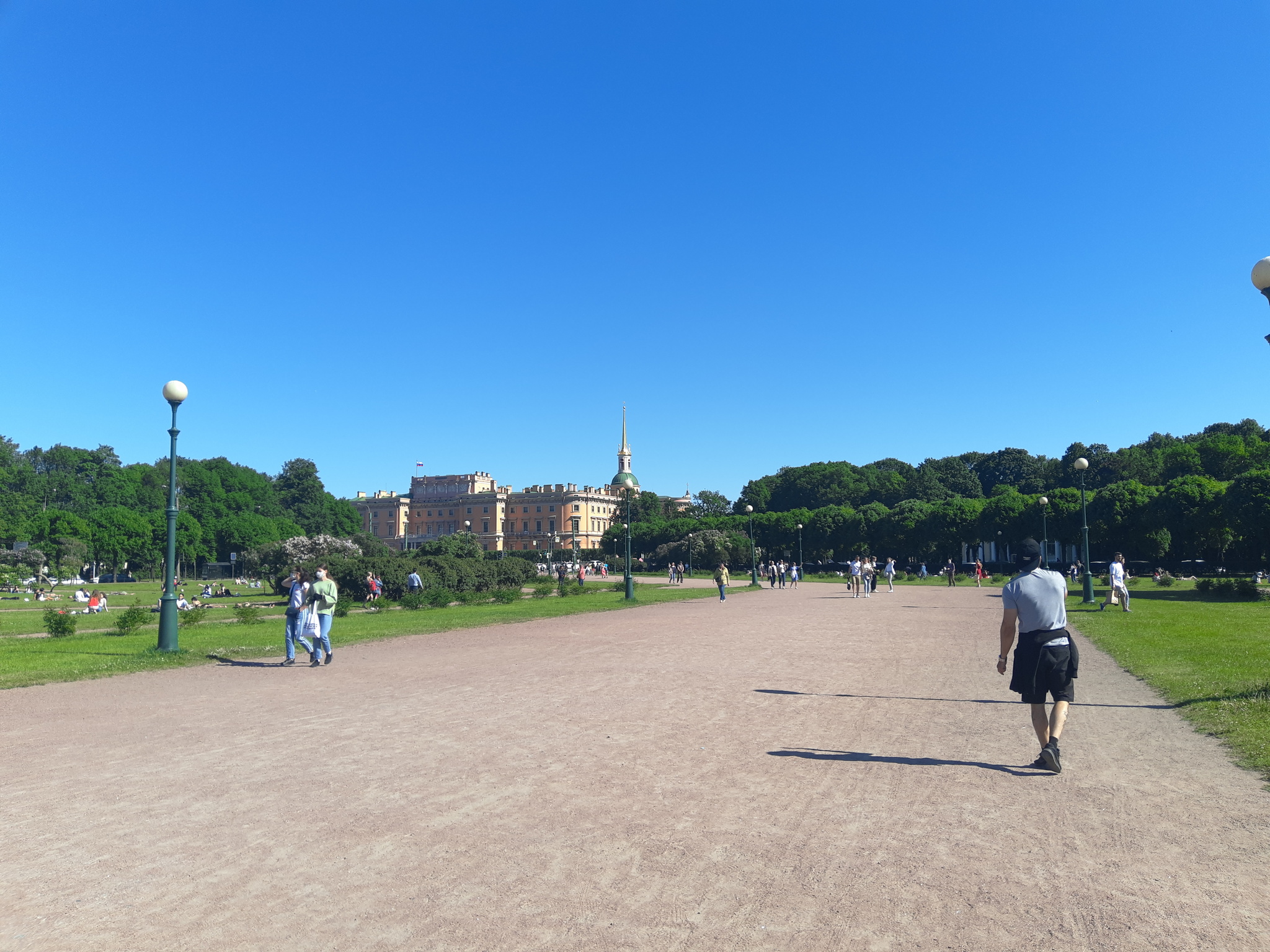 Петербург парки закрыты. Закрытый парк. Марсово поле детская площадка. Марсово поле Екатеринбург озера рядом. Марсово поле качели.