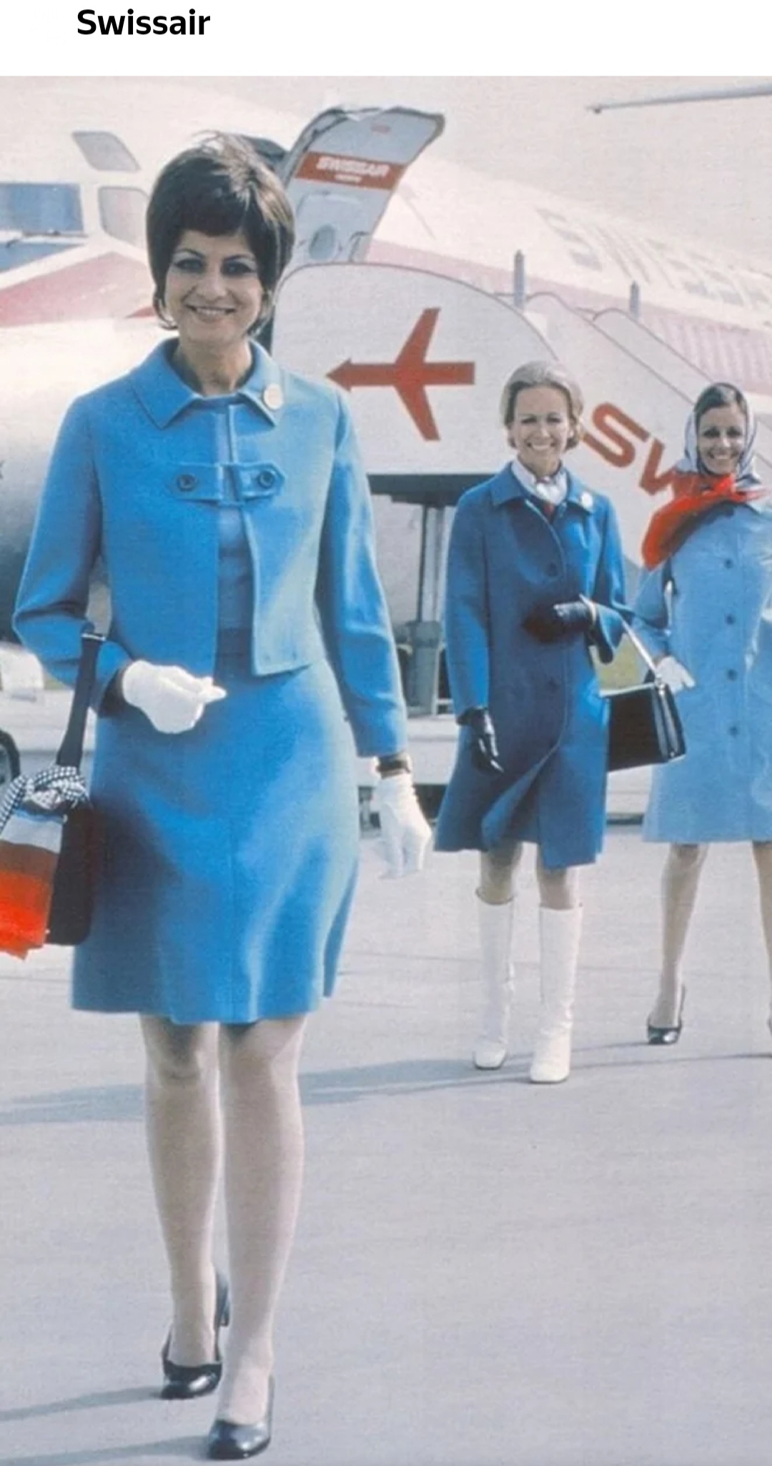 Актуальные требования к стюардессам и почему они носят платок на шее