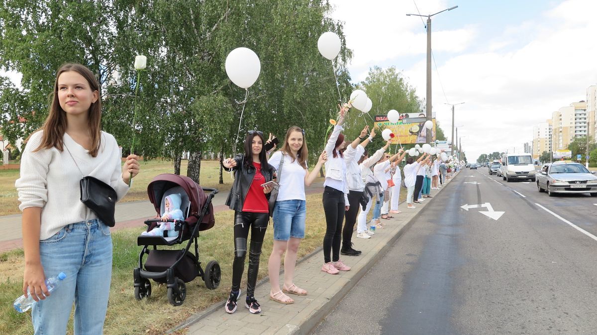 Сотни женщин в белом вышли в Барановичах на акцию против насилия. Много  фото | Пикабу