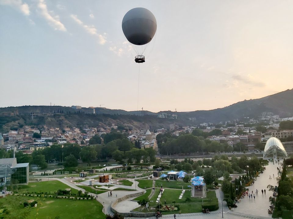 Что случилось в грузии на воздушном шаре. Грузия Тбилиси воздушный шар. Воздушный шар Тбилиси парк Рике. Шар m2 Тбилиси. Белый шар Тбилиси.
